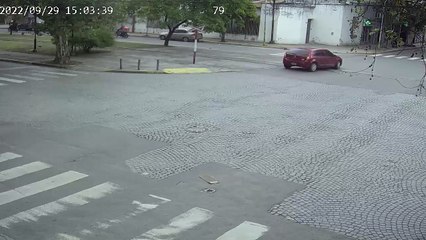 Brutal accidente en una esquina de Tucumán entre un policía motorizado y un motocarro