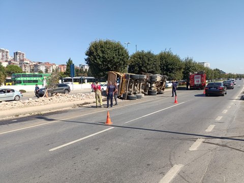 Pendik'te hafriyat kamyonu devrildi