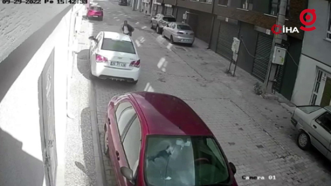 Açık bulduğu apartman kapısından girerek bisiklet çaldı