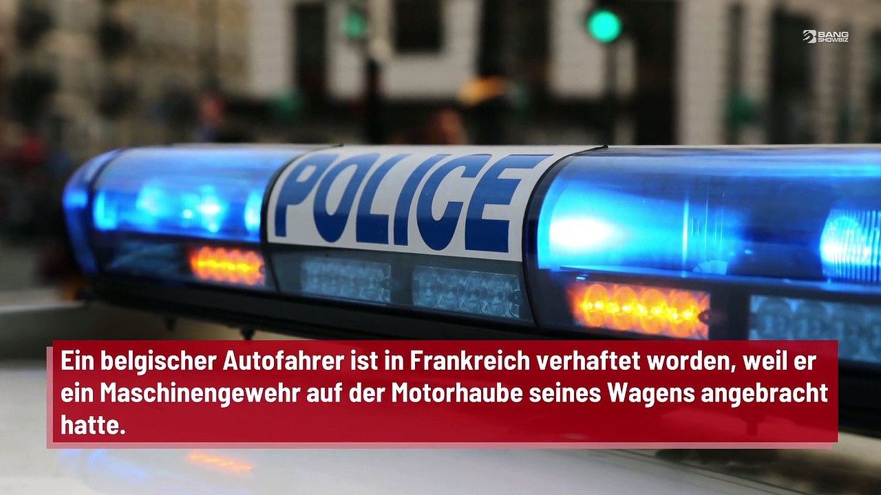 Maschinengewehr auf Motorhaube eines Wagens platziert