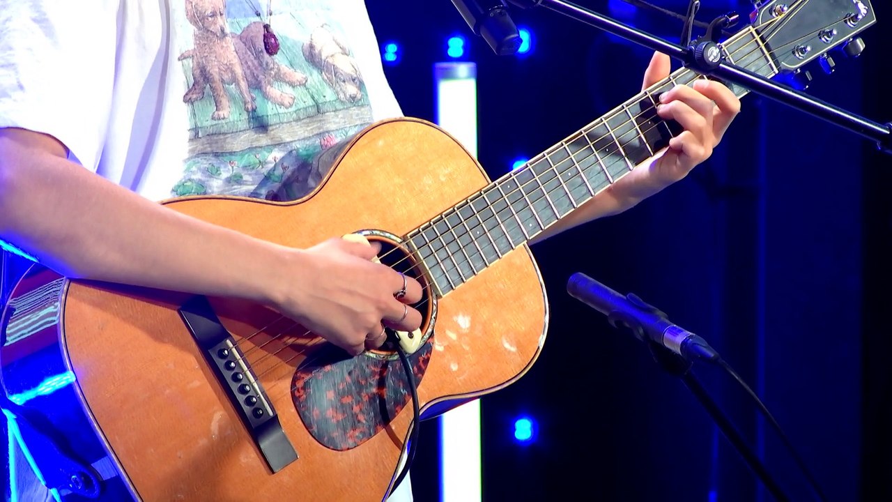 Pomme interprète "Je ne sais pas danser" dans "Le Grand Studio RTL"