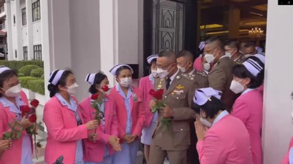 พล.ต.อ.สุวัฒน์ รับดอกไม้จาก ตำรวจ พยาบาล ผู้ใต้บังคับบัญชา ในโอกาสส่งมอบตำแหน่ง