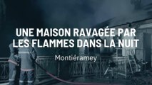 Une maison ravagée par les flammes dans la nuit
