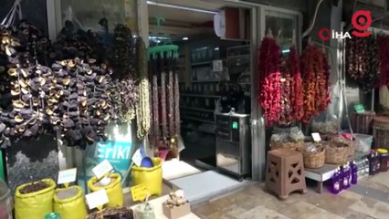 Esnafı oyalayıp küçük kıza hırsızlık yaptırdılar