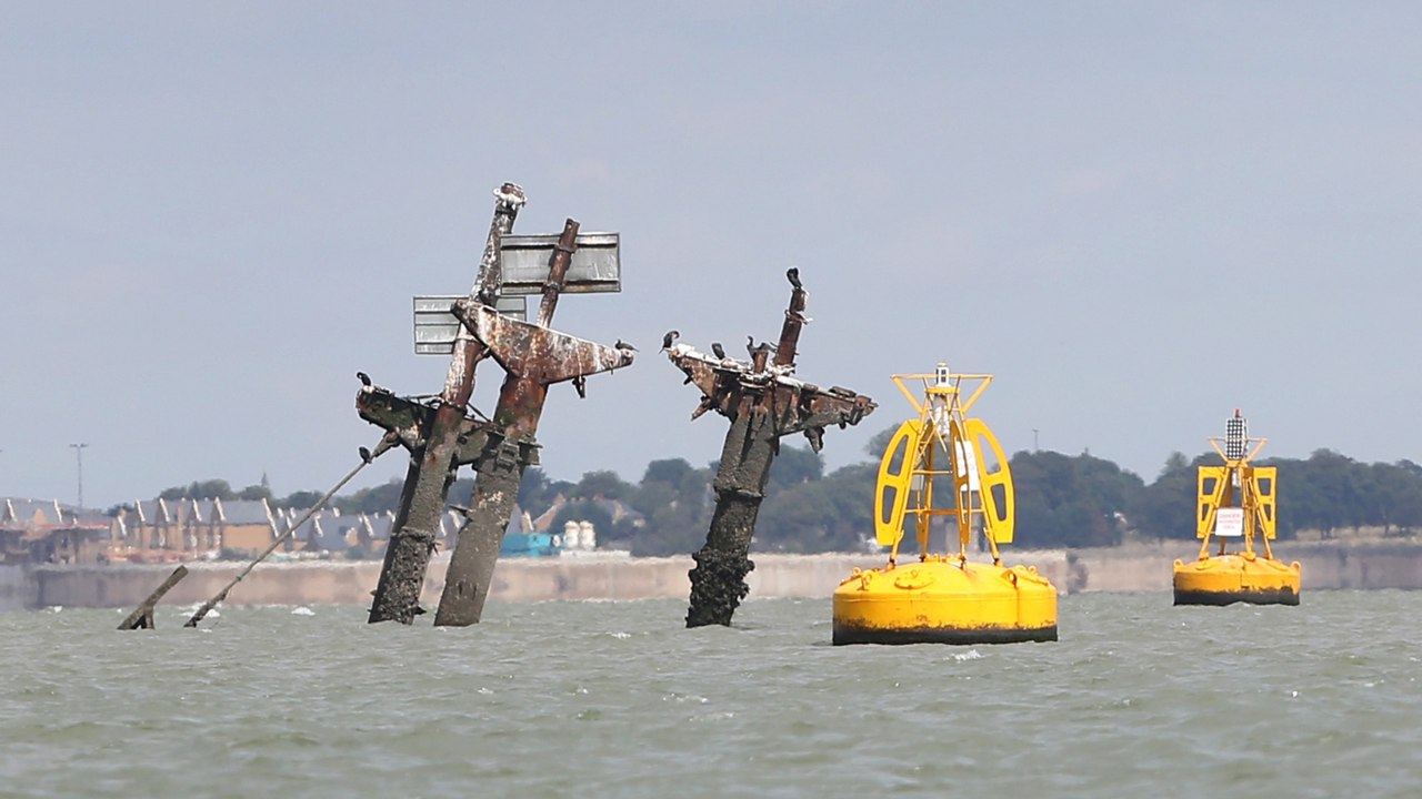 Sunken ship in Thames harbours 1,400 tonnes of unexploded bombs