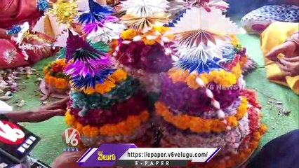 Bathukamma Making Specialist, Nizamabad Man Making Bathukamma With Flowers Since 10 Years | V6 News