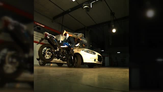 El paquete en la moto suele ir mucho menos protegido que el conductor