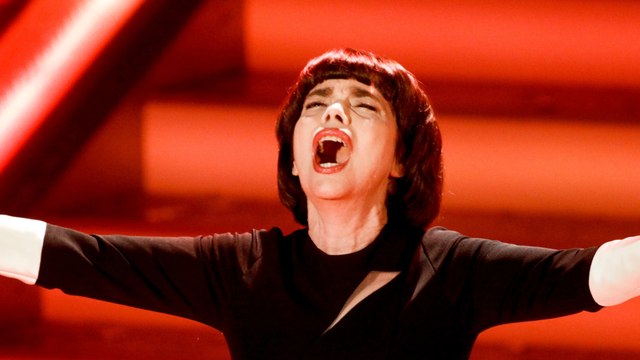 GALA VIDEO - Mireille Mathieu évoque la Russie du bout des lèvres : “Je peux dire que je suis contre la guerre”