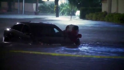 Repórter resgata mulher presa em enchente enquanto cobria furacão nos EUA