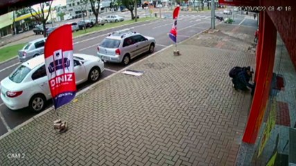 Ladrão folgado leva caixinha de som que estava na porta de empresa na Avenida Brasil