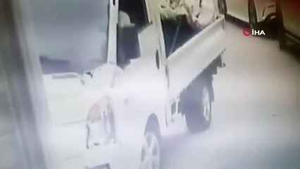 Avcılar'da çekçekli arabayla geldiler, bilgisayarın monitörünlerini böyle çaldılar