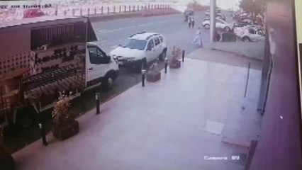 Devrilen kamyonetin sürücüsü ile çarptığı kişi yaralandı