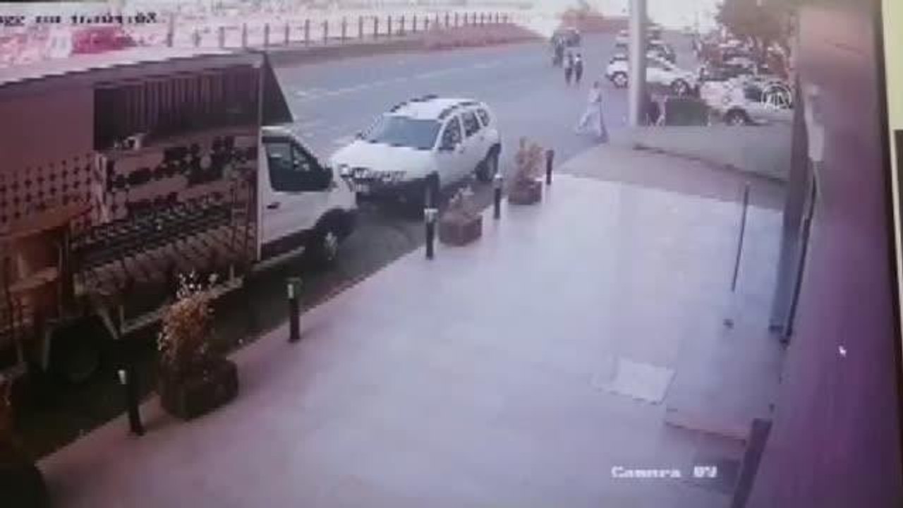 Devrilen kamyonetin sürücüsü ile çarptığı kişi yaralandı