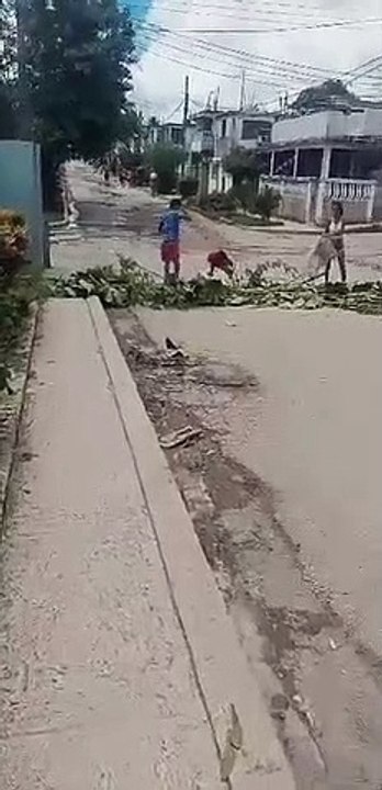 Niños cierran calles en la habana a modo de protesta.