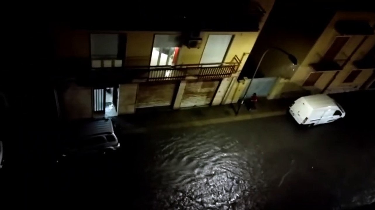 Trapani finisce di nuovo sott'acqua: strade, scantinati e negozi allagati