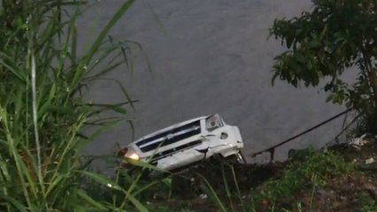 Dos vehículos cayeron al río Medellín