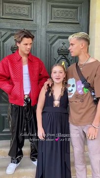 Victoria Beckham soutenue par sa famille lors de son défilé parisien. Le 30 septembre 2022.