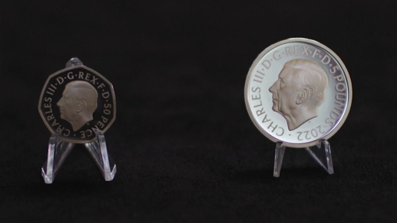 영국, 찰스 3세 기념주화 공개...성탄절 이전 유통 / YTN