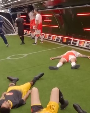 على متن طائرة انعدمت فيها الجاذبية.. لويس فيجو يستعرض مهاراته في كرة القدم خلال مباراة دخلت موسوعة جينيس للأرقام القياسية