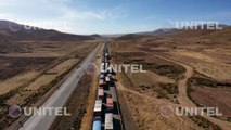 Varios kilómetros de vehículos están afectados por el bloqueo de mineros en la carretera Oruro - La Paz