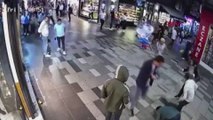 Trabzon'da bir kişinin sokakta yürürken seken kurşunla vurulduğu anlar kamerada