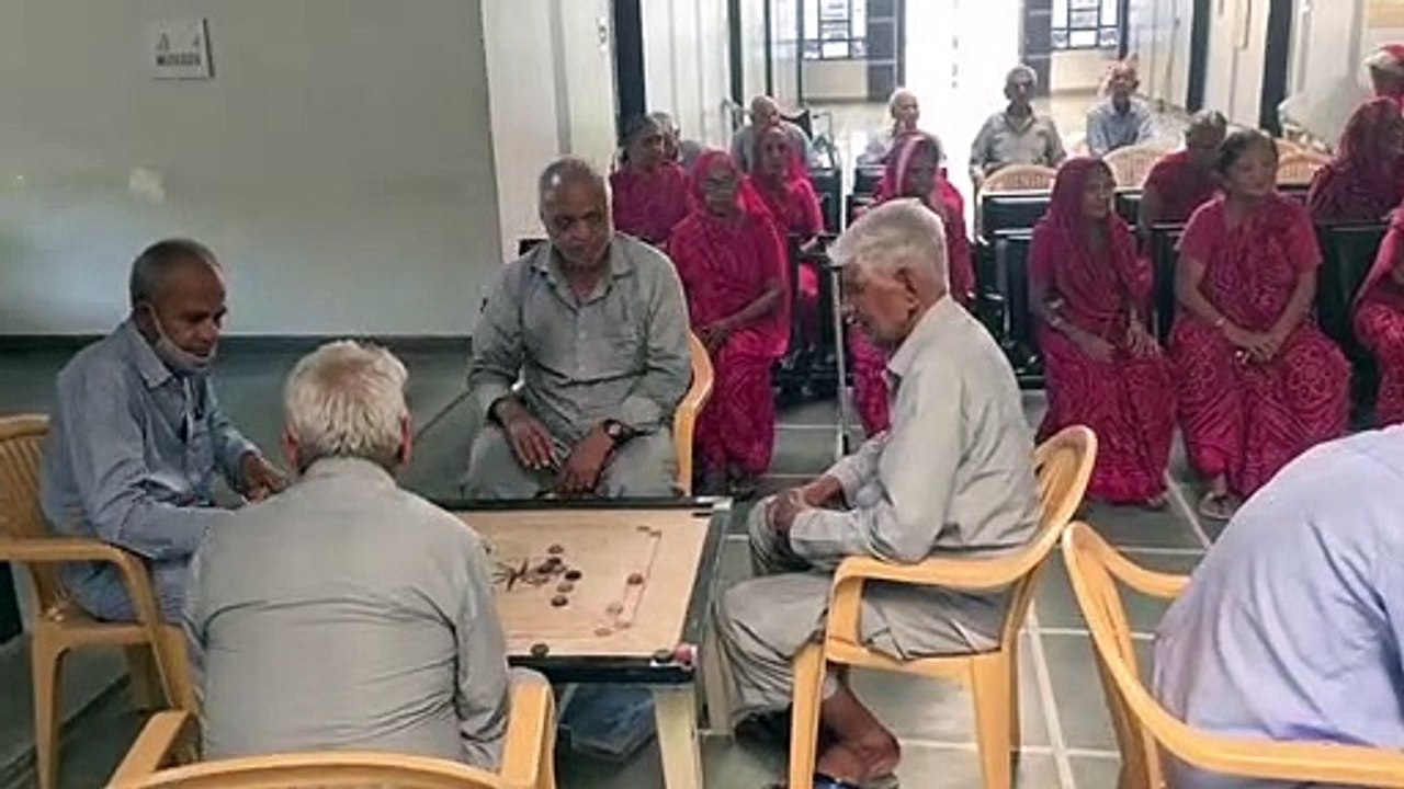 परिवार के बच्चे नहीं करते कदर, इसलिए वृद्धाश्रम में रहने को मजबूर