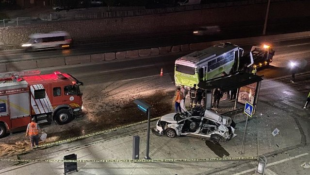 Otomobil durağa daldı: 1 ölü, 2 yaralı