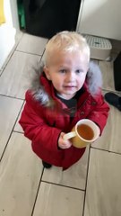 La réaction hilarante d'un enfant de trois ans en voyant un placard à bonbons - Buzz Buddy