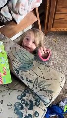 Kid crée un chaos de cendres dans le salon - Buzz Buddy