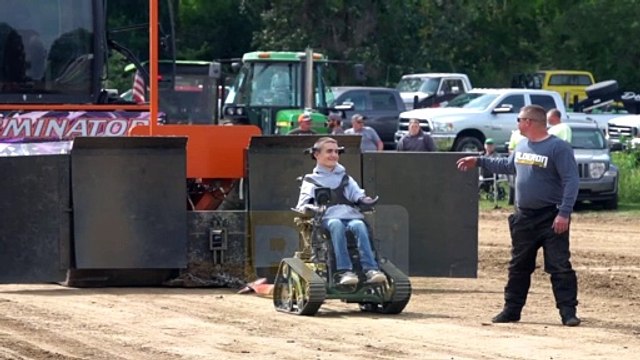 Un enfant handicapé tire un tracteur en fauteuil roulant - Buzz Buddy
