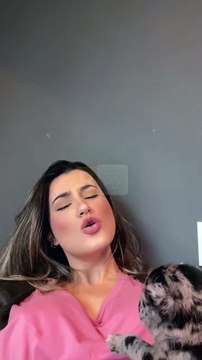 Un chiot d'un mois imite les propriétaires hurler - Buzz Buddy