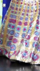 येलो कलर के लहंगा में रैंप पर वॉक कर हिना खान ने जीता सभी का दिल