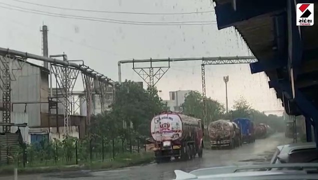 વલસાડના વાતાવરણમાં પલટો, ધોધમાર વરસાદ પડતા ગરબા આયોજકો ચિંતિત