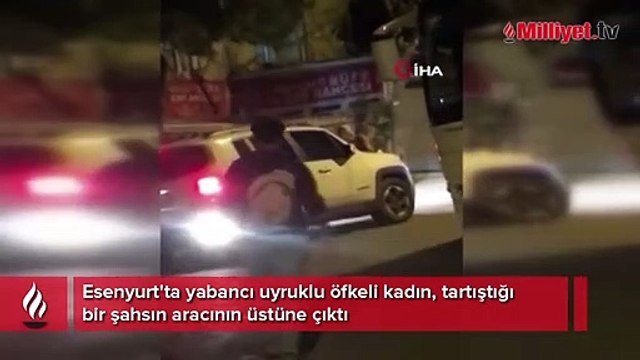 Öfkeli kadın aracın üstüne çıkıp bağırdı