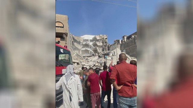 بغداد.. انهيار بناية بالكرادة فيها محال تجارية وأنباء عن محاصرين تحت الأنقاض