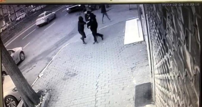 İstanbul'da kapkaç anları kamerada: Birinin elinden diğerinin kulağından çaldılar