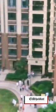 لحظة إنقاذ رضيعة من السقوط من الطابق السابع في فيديو يحبس الأنفاس