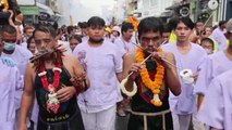 Peregrinos en Tailandia se insertan cuchillos y clavos en la boca para purgar sus pecados