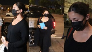 Pregnant Alia Bhatt sported an all Black attire as She was snapped at the Mumbai Airport