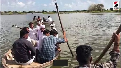 દ્વારકામાં ખેતરોમાં પાણી ફરી વળતા ખેડૂતોએ નૌકા રેસ કરી વિરોધ પ્રદર્શન કર્યું