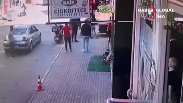 Onlarca kişi birbirine girdi! Küçük bir tartışma ortalığı böyle savaş alanına çevirdi