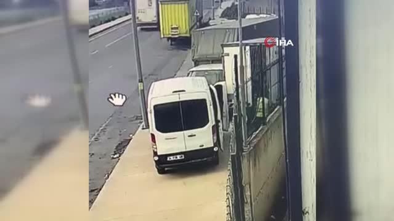 Şantiye işçisiymiş gibi davrandılar, malzemeleri çalıp minibüsle böyle kaçtılar