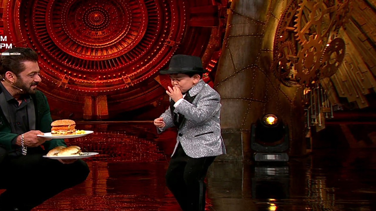 Bigg Boss 16 Premiere Promo: Abdu Rozik ne BB House me jane se pehle Salman ke sath Khaya BURGIRR!