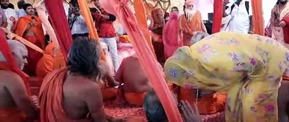 VIDEO : पूर्व मुख्यमंत्री राजे ने तखतगढ़ में संतों से लिया आशीर्वाद