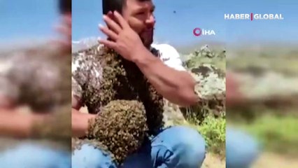 Görenler şaşkınlığını gizleyemiyor....  Binlerce arıyı çıplak vücudunda taşıyor