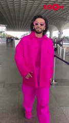 Ranveer Singh chooses a PINK outfit for his airport look! #shorts #ranveersingh/एयरपोर्ट लुक के लिए रणवीर सिंह ने चुना पिंक आउटफिट! #शॉर्ट्स #रणवीरसिंह/رانفير سينغ يختار زي وردي لمظهره في المطار! # شورت #ranveersingh