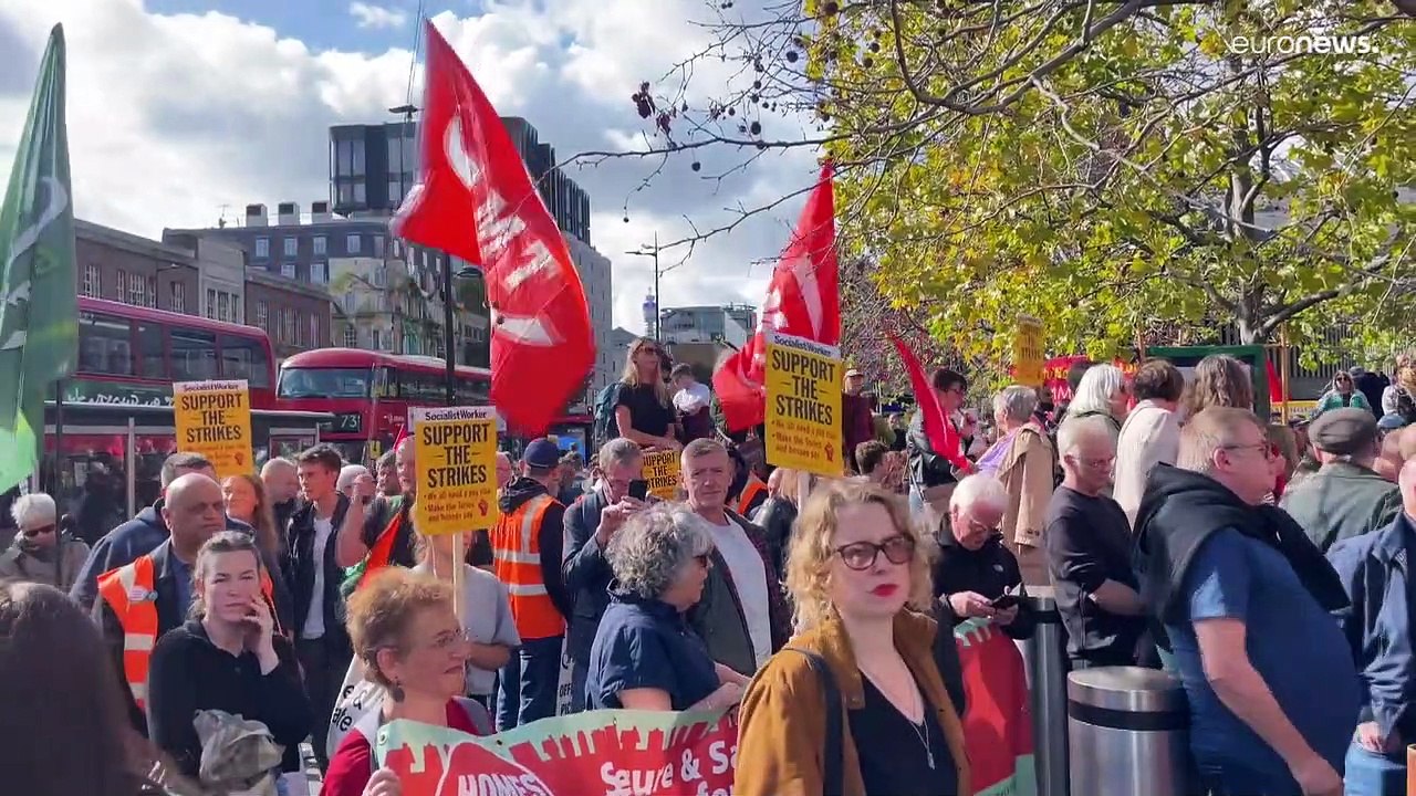 Londra, centinaia di persone protestano per l'elevato costo della vita