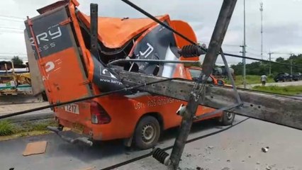 "พายุโนรู" ถล่ม อ.เด่นชัย เสาไฟฟ้าแรงสูงล้ม 13 ต้น ทับรถเสียหายเพียบ (มีคลิป)