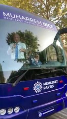 Polisler Kadıköy’de Muharrem İnce'nin seçim otobüsünün önünü keserek evrak istedi