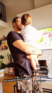 Ο Άκης Πετρετζίκης μαζί με τον γιο του, Αχιλλέα